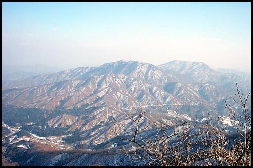 암봉에서 바라보는 서리산과 축령산 